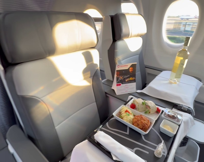 Meniu de lux în cel mai nou Airbus al unei companii românești! Libertatea a urcat la bordul noului avion de peste 100 de milioane de euro