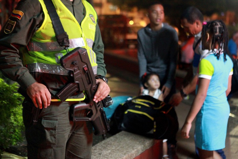 epa05262883 A police officer stands guard next to a group of patients, who were evacuated from a clinic due to the presence of cracks in the building, following a strong earthquake in Ecuador, in Cali, Colombia, 16 April 2016. A 7.8-magnitude earthquake that hit the coast of northwestern Ecuador has left at least 28 people dead, the country's vice president Jorge Glas said on 16 April. The National Detection System and Tsunami Warning (SDAT) of Colombia said there was no danger of tsunami. In Colombia the quake was felt in cities of Cali, Pasto and Popayan, without any report of casualties, according to the National Unit for Disaster Risk Management (UNGRD). EPA/CHRISTIAN ESCOBAR MORA