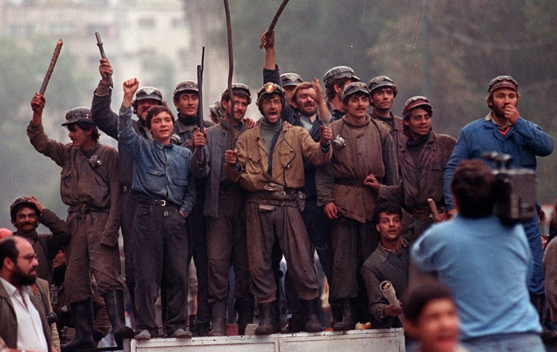 35 de ani de la Mineriada din 13-15 iunie 1990: Drumul lui Ion Iliescu de la pucist în PCR până la Președinția României, stropit mereu cu sângele altora