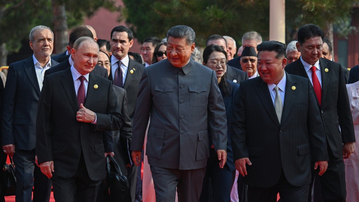 În prim-plan, Xi Jinping (centru), Vladimir Putin (stânga) și Kim Jong-un (drapta), în fruntea unei delegații de lideri străini Foto: Profimedia