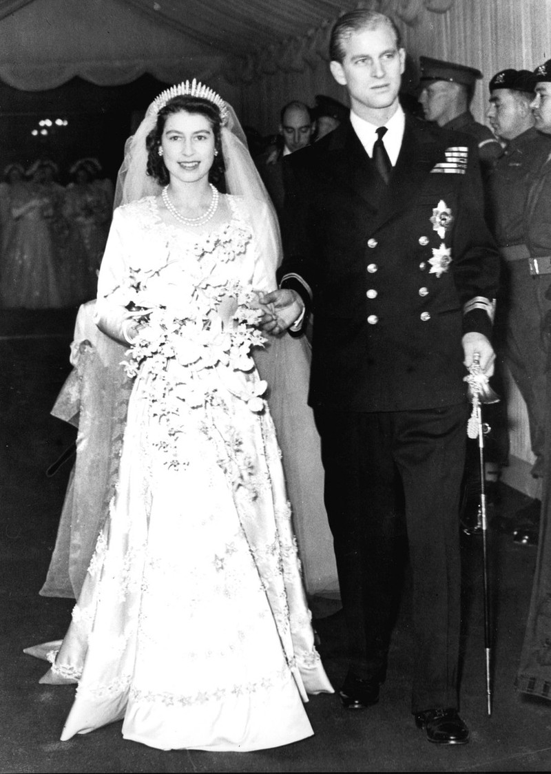 Regina Elisabeta a II-a și prințul Philip, la ieșirea din Westminster Abbey | Foto: Profimedia