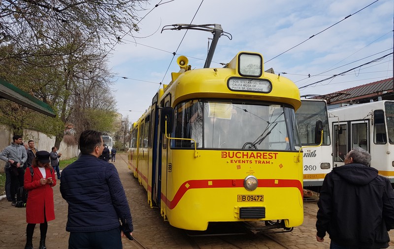 VIDEO/ Coborâți la prima... poezie? De ziua Internațională a Poeziei, bucureștenii s-au plimbat cu un tramvai de epocă și au recitat