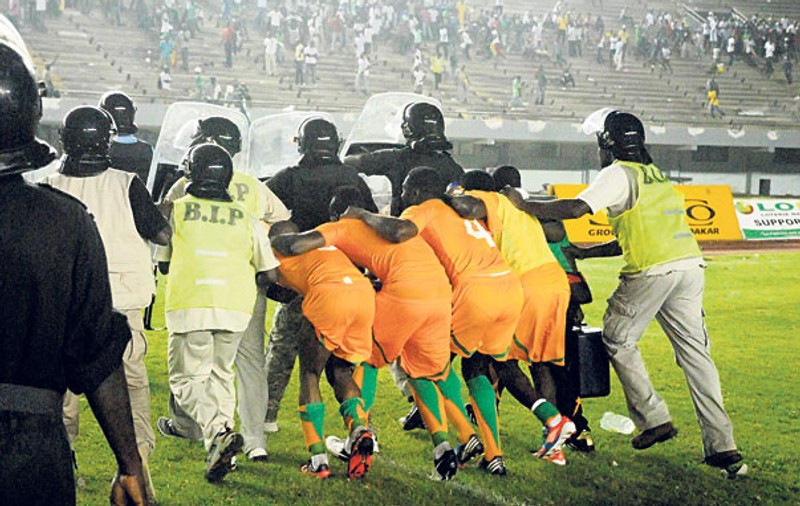Salvaţi de scuturi! Fotbaliştii Coastei de Fildeş au fost luaţi la pietre de suporterii Senegalului