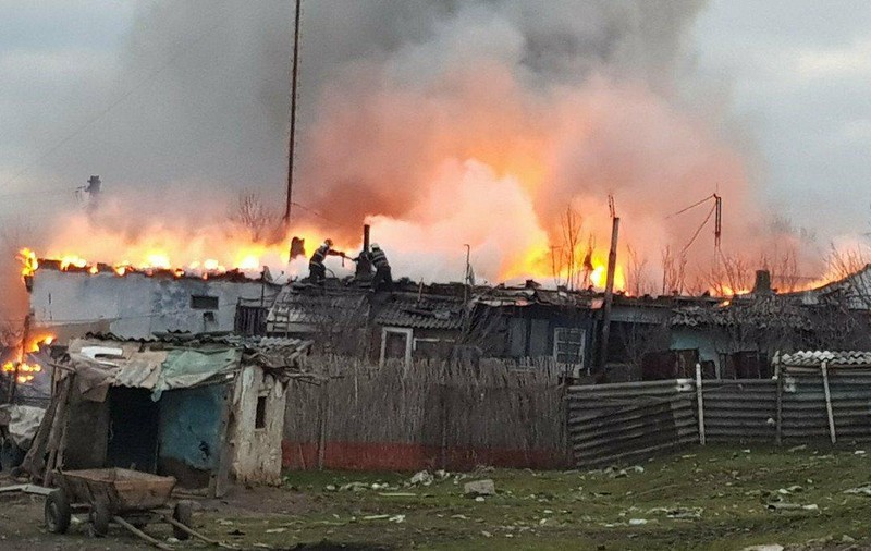 VIDEO - FOTO / Incendiu puternic la Medgidia. Zece case au fost distruse de flăcări