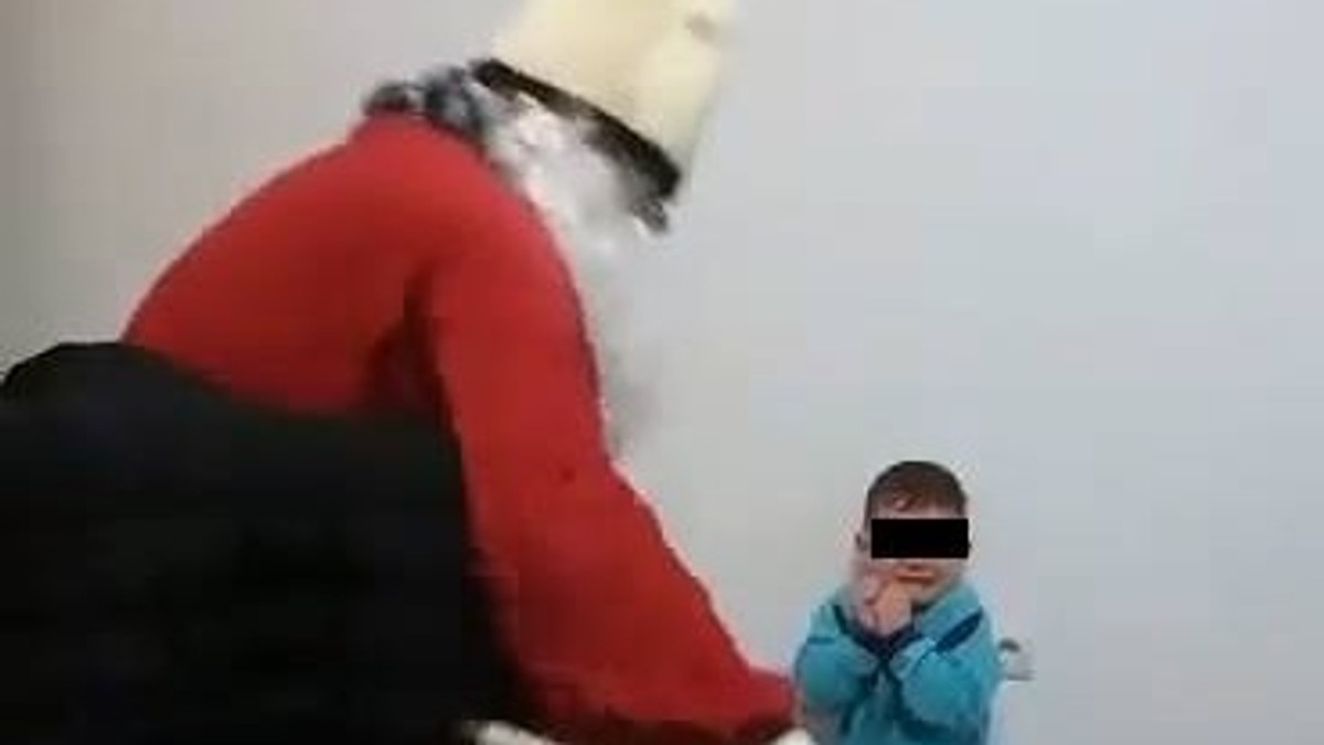 Copil de cinci ani, terorizat de către mama sa de Moș Nicolae cu ajutorul unui bărbat deghizat