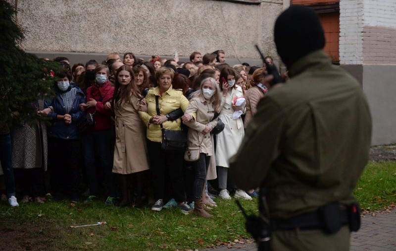 Protestatare vs mascații lui Lukașenko. Imaginile din Minsk care au făcut înconjurul lumii