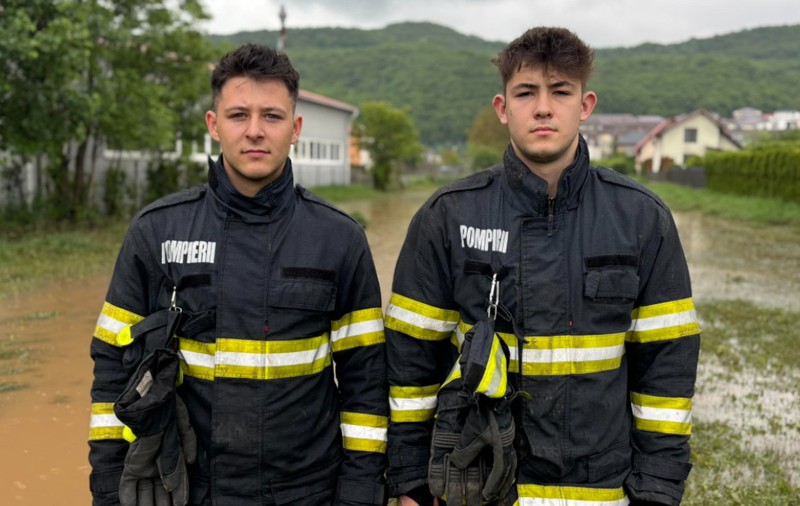 Doi elevi pompieri, la datorie în lupta cu inundațiile din Florești, Cluj: „Uzi, murdari de noroi, dar fericiți că pot să contribuie”