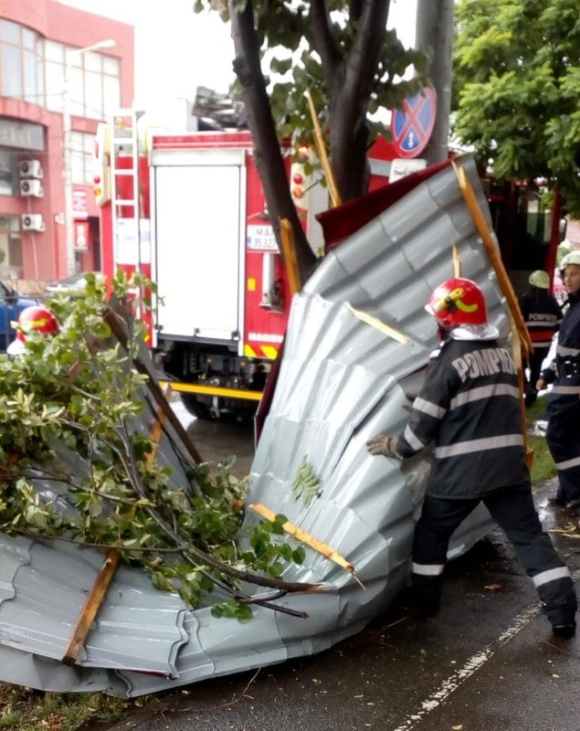 Furtună violentă la Timișoara. Vijelia a smuls acoperișul unei biserici