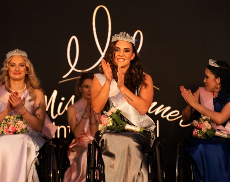 O tânără din Szeged a câștigat Miss Spinner International: „Nu suntem doar oameni țintuiți în scaune rulante, ci și femei frumoase”
