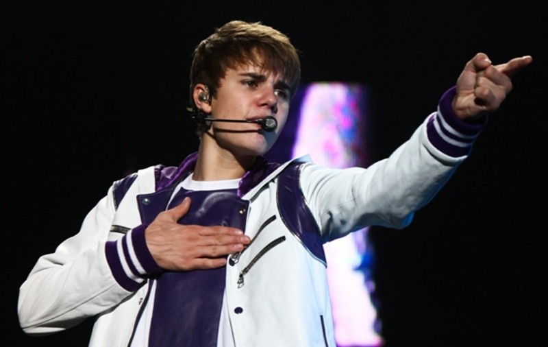 Justin Bieber a petrecut într-un club de homosexuali