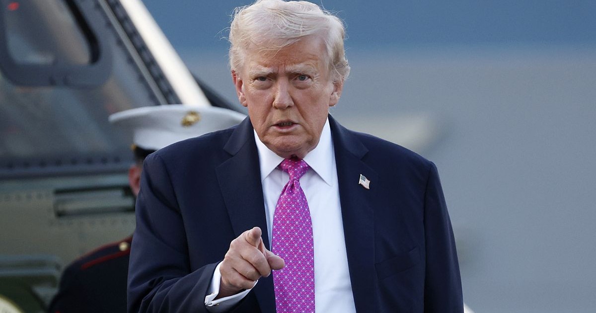 Donald Trump arată cu degetul în timp ce merge după ce a coborât din avion pe aeroportul Morristown, SUA, 14 septembrie 2025