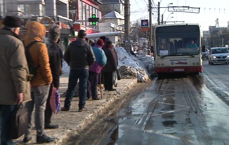 Un șofer de autobuz din Galați a fost filmat vorbind la telefon la volan! Tot el a fost cel cu gura mare VIDEO