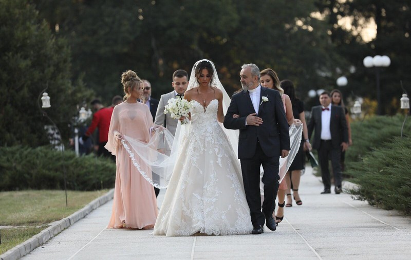Cât a costat rochia de mireasă purtată de nora lui Liviu Dragnea. Gina Alexandra a strălucit în marea zi