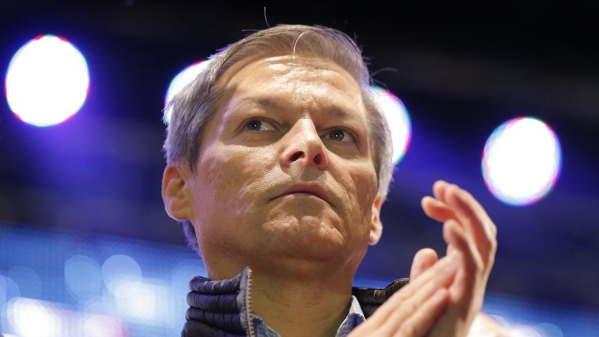 Dacian Cioloș participă la protestul din Piața Victoriei, duminică, 24 iunie