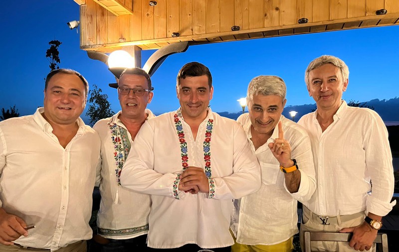 Un critic al presei, George Simion îi are invitați la nuntă pe un fost jurnalist condamnat pentru șantaj și pe un altul care s-a autodemascat ca fiind ofițer acoperit