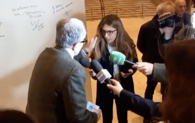 Fostul premier italian Romano Prodi o apucă de păr pe o jurnalistă, într-o reacție neașteptată în timpul unui interviu | VIDEO
