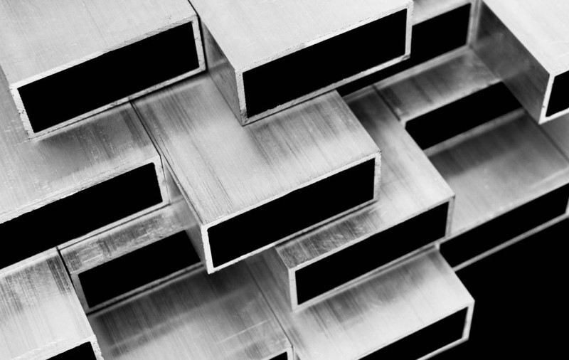 De ce a explodat prețul aluminiului și cum a ajuns cel mai „rentabil” metal de pe piață