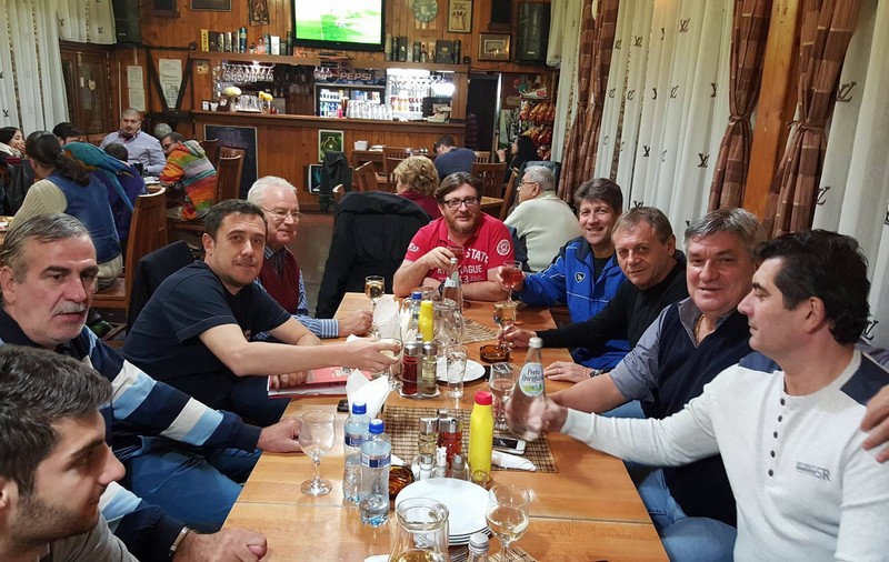 ”Au ciocnit un pahar, mă rog, mai multe (!), Viorel Kraus, Ion Goanță, "Bimbo" Paraschiv, Ion Manu, Bratu Pârvu, Leontin Toader, Ștefan Popa, Ilie Balaci, Costin Manea și...subsemnatul!”. Balaci, la party / VIDEO