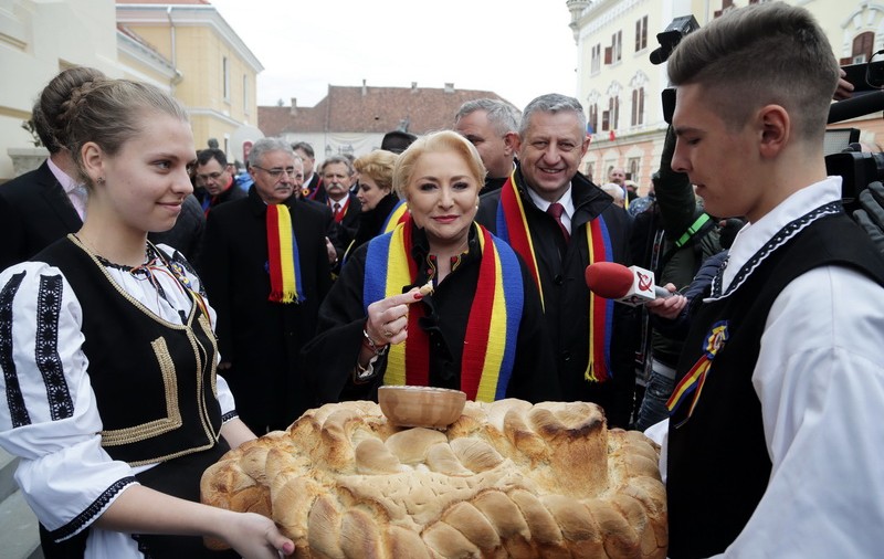 FOTO. Viorica Dăncilă participă la parada de Ziua Naţională de la Focşani, alături de mai mulţi miniştri
