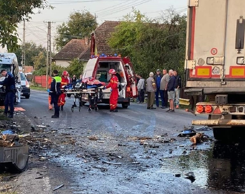 Șofer de microbuz mort într-un accident cu zece victime, la Chibed, în Mureș, unde a intrat într-un TIR