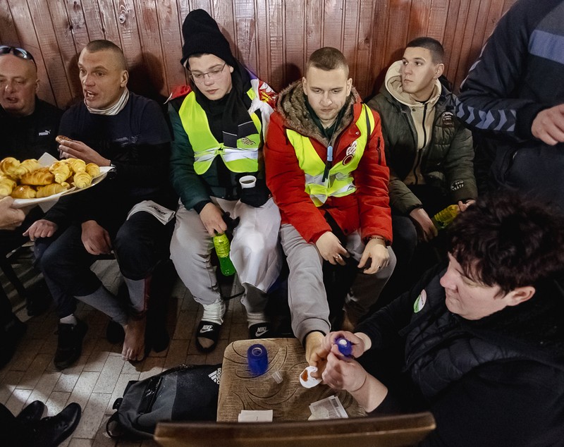 Cum protestează studenții sârbi prin marș și de ce strigă numele Laurei Kovesi