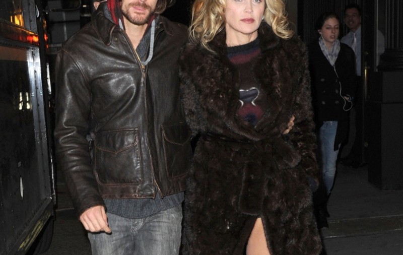 Sharon Stone i-a dat papucii iubitului de 27 de ani 