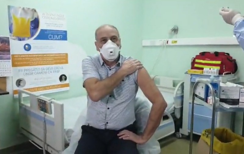 VIDEO | Virgil Musta, printre primii medici vaccinați anti-Covid la Timișoara: Este șansa noastră de a lupta eficient cu acest virus și de a câștiga războiul