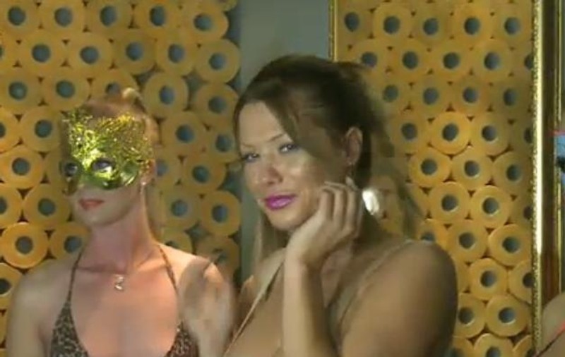 Simona Sensual, TU AI HABAR CE VORBEŞTI? Uite cum se laudă cu colecţia ei de lenjerie intimă "HAUTE-COUTURE"!