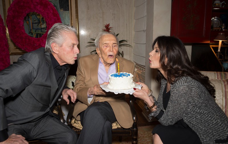 Actorul Kirk Douglas împlinește astăzi 100 de ani. Petrecere cu 200 de invitați