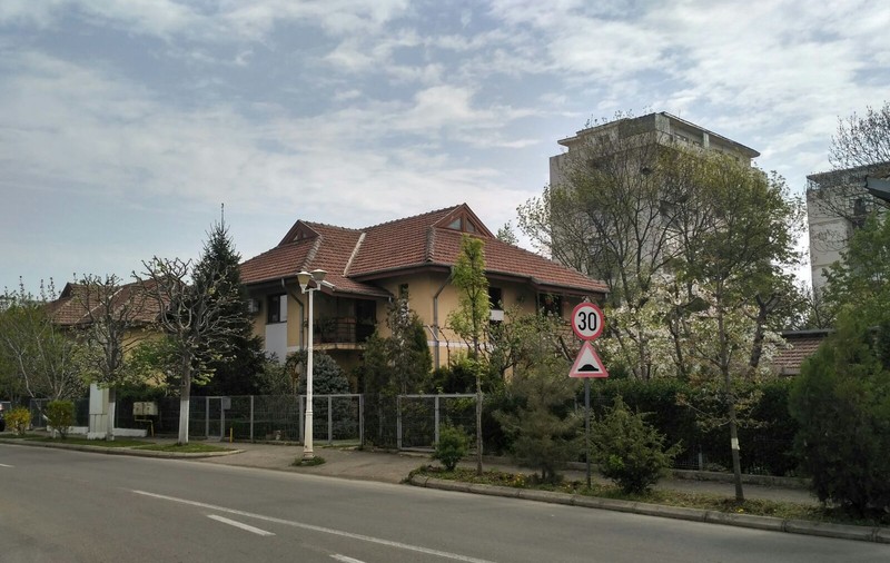 REPORTAJ: Ploiești, un oraș, două lumi total diferite: Viața în lux și viața printre gunoaie în urbea lui Caragiale/ VIDEO&FOTO