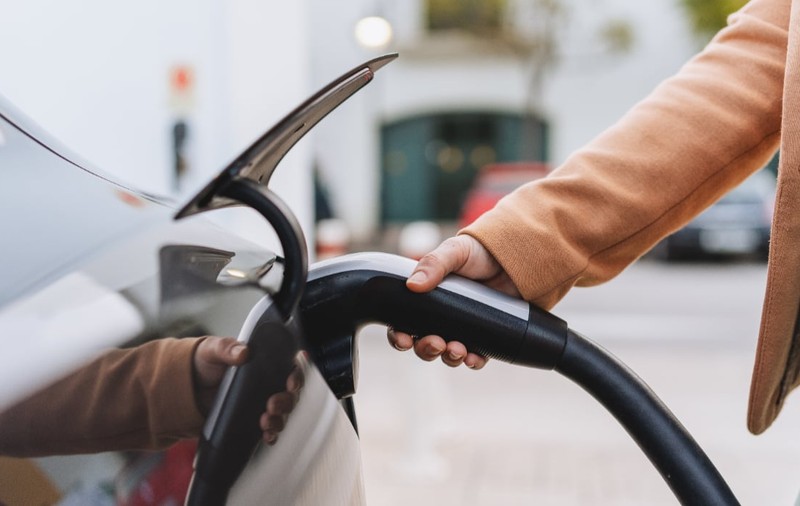 Moment istoric pentru mașinile electrice. Poate renunța industria auto la petrol?