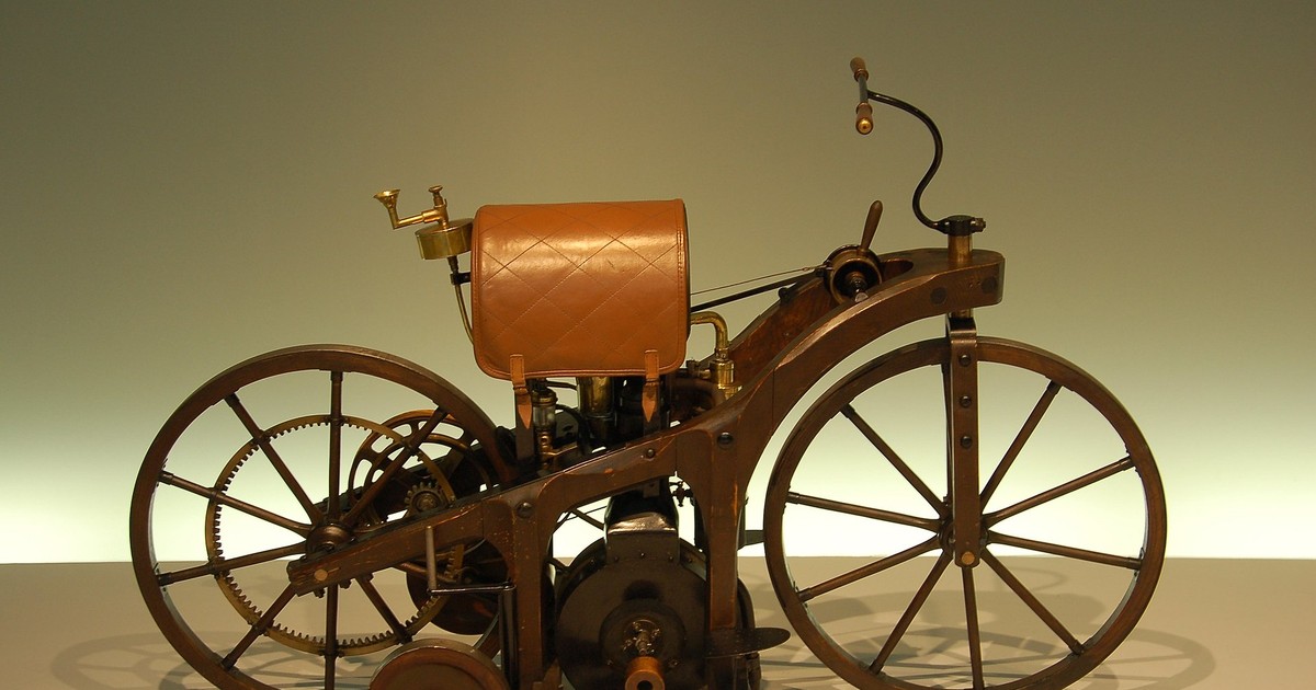 134 de ani de la inventarea motocicletei. A fost privită cu neîncredere, dar a devenit o industrie de miliarde. Daimler Reitwagen, prima motocicletă din lume.