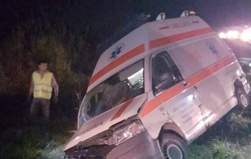Şoferul unei ambulanţe s-a urcat beat la volan și a provocat un accident, pe DN1. Asistenta și pacientul, transportați la spital