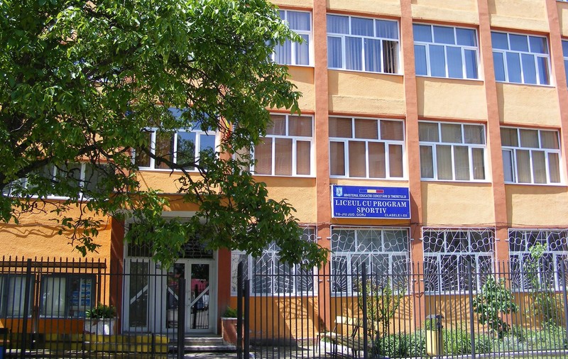 Elev de 14 ani din Târgu Jiu, înjunghiat de un coleg în timpul pauzei. Băiatul a fost operat de urgență