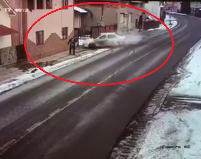 VIDEO | Pieton ucis într-un accident în Maramureș. A fost spulberat de o mașină scăpată de sub control