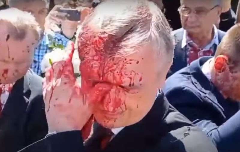 Ambasadorul rus la Varșovia, stropit cu vopsea roșie când depunea o coroană de flori în memoria soldaților sovietici. Reacția Moscovei