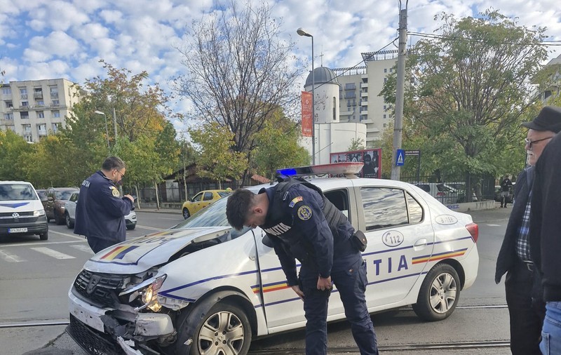 Șoferița lovită de mașina poliției în care erau doi suspecți reținuți acuză că autospeciala nu are RCA și nici nu avea semnalele acustice și luminoase pornite