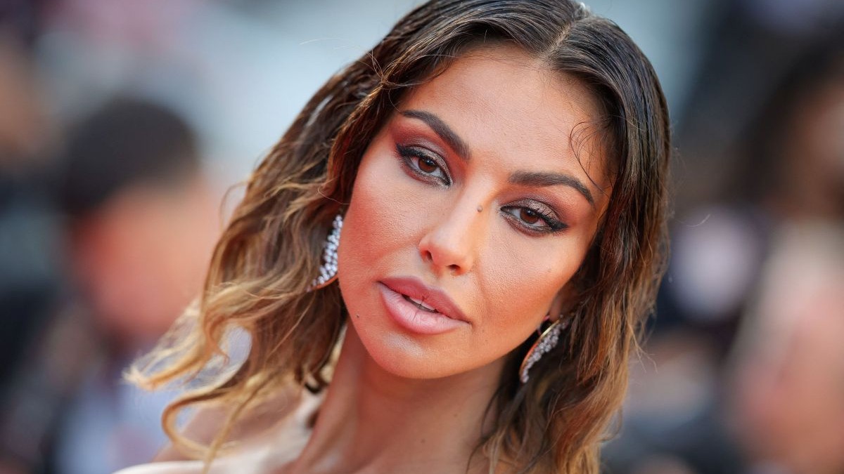 Mădălina Ghenea afișează o mină serioasă la un eveniment