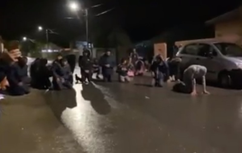 Video | Rugăciune cu amendă în Prahova. Au ieșit să se roage la poartă și au fost sancționați