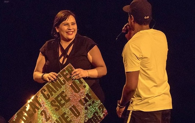 VIDEO | Jay-Z a invitat o tânără care a învins cancerul pe scenă. Mesajul acesteia l-a emoționat