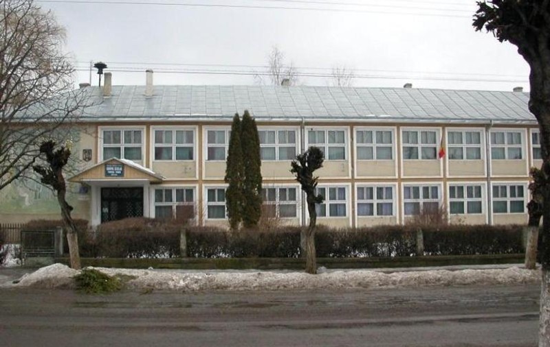 ELEV ÎNJUNGHIAT în faţa liceului DUPĂ CE A IEŞIT DE LA BAC!
