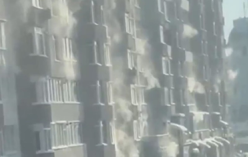 Blocurile care iau foc fără să fie bombardate de ruși, fenomenul din orașele ucrainene înghețate | VIDEO