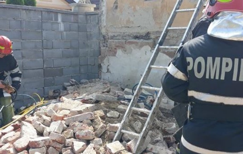 Un muncitor din Timișoara, prins sub un perete care s-a prăbuşit. Altul  a fost  grav rănit