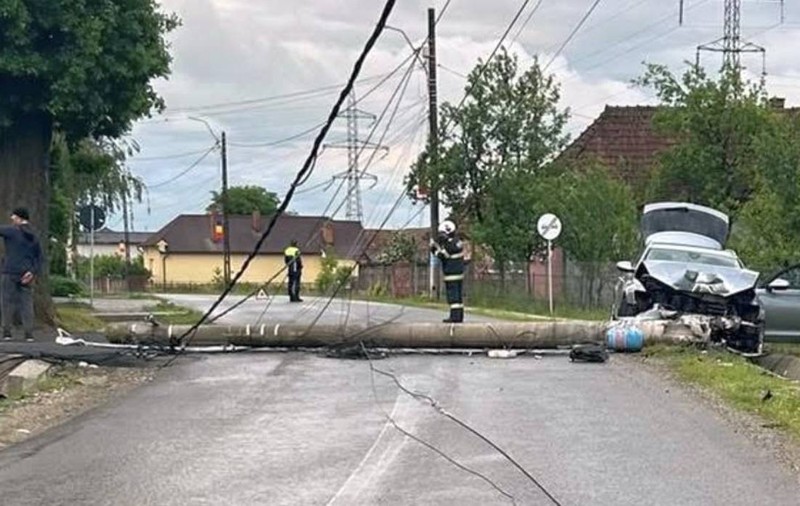 Un șofer din Timiș a intrat cu mașina într-un stâlp de beton din Cluj și l-a doborât. Un copil de 9 ani a fost rănit