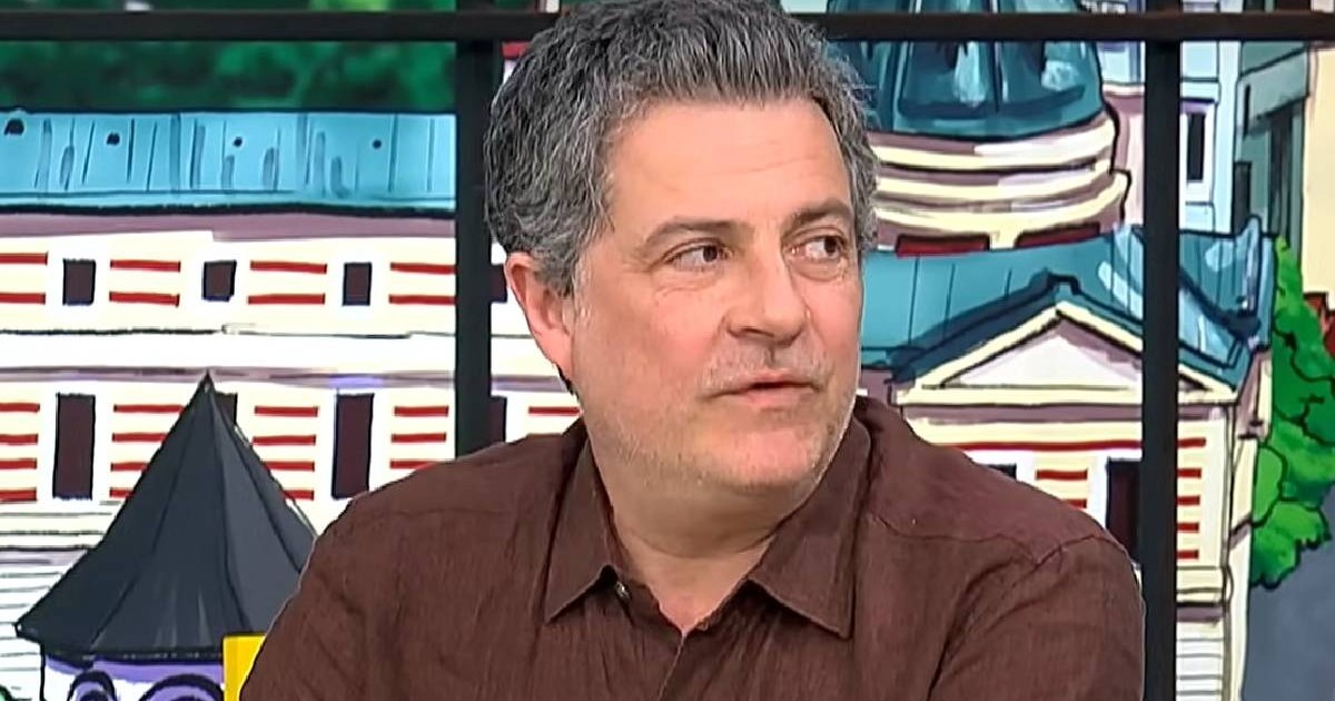 Mihai Călin poartă o cămașă bordo