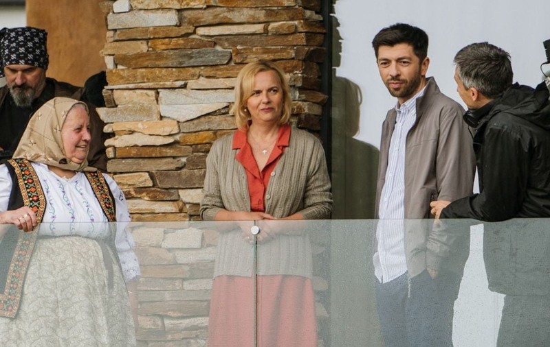 Bunica din Chinteni și Mircea Bravo la filmările pentru filmul „Băiat de milioane” | Foto: PR