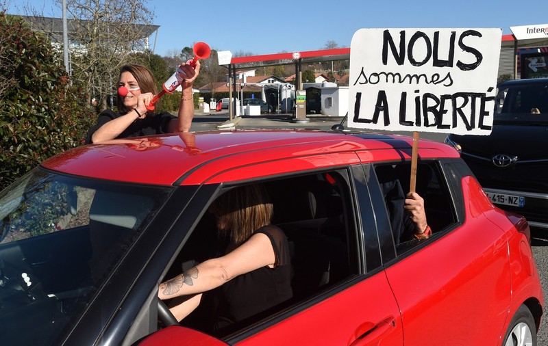 Franța interzice intrarea „convoaielor libertății” în Paris. Ce riscă cei care încalcă dispoziția