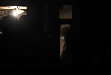 Agresorul de 18 ani a fost scos de polițiști din arest pentru două ore pentru a fi adus la perchezițiile din locuința sa improvizată