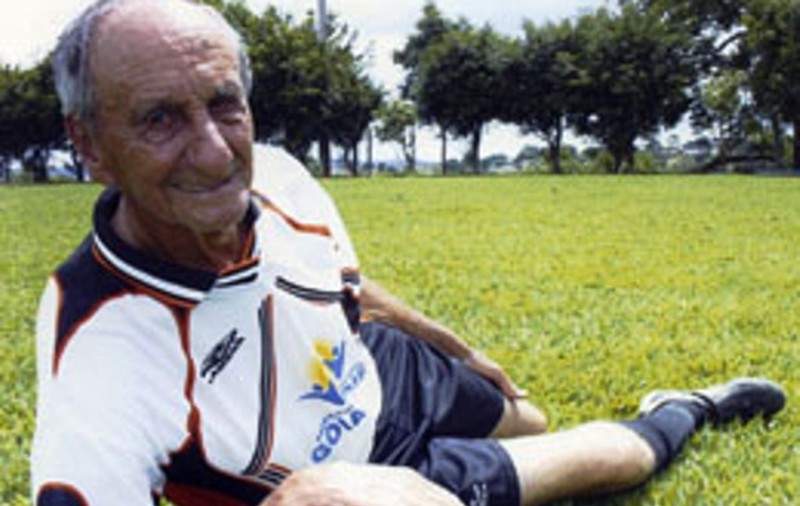 Cel mai bătrân fotbalist din lume are 90 ani!