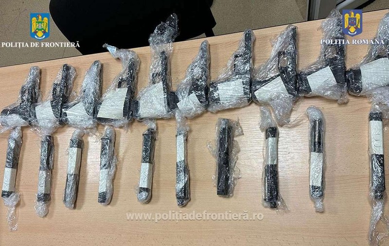 Șofer de TIR, prins cu 10 pistoale în patul din cabină, la intrarea în România prin vama Calafat